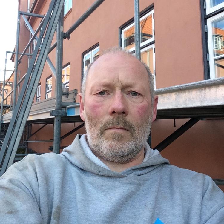 John Ekebjerg-Jakobsen og hans tre kolleger på stilladset her til morgen, har alle fire stemt nej til den overenskomst, som ligger på bordet, og som har været til urafstemning. Hvis det bliver et nej kan op mod 600.000 private lønmodtagere ryge i storstrejke. Foto: John Ekebjerg-Jakobsen  