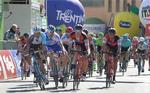 Italieneren Matteo Montaguti (tv) slår et ordentligt svaj og er tæt på at vælte franskmanden Thibaut Pinot, men denne nærkontakt indtraf først efter at målstregen var passeret med Montaguti som vinder. 