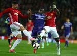 Manchester Uniteds Marcos Rojo (tv.), der blev skadet, og Eric Baillyforsøger at bremse Anderlecht-spilleren Frank Acheampong på Old Trafford. 