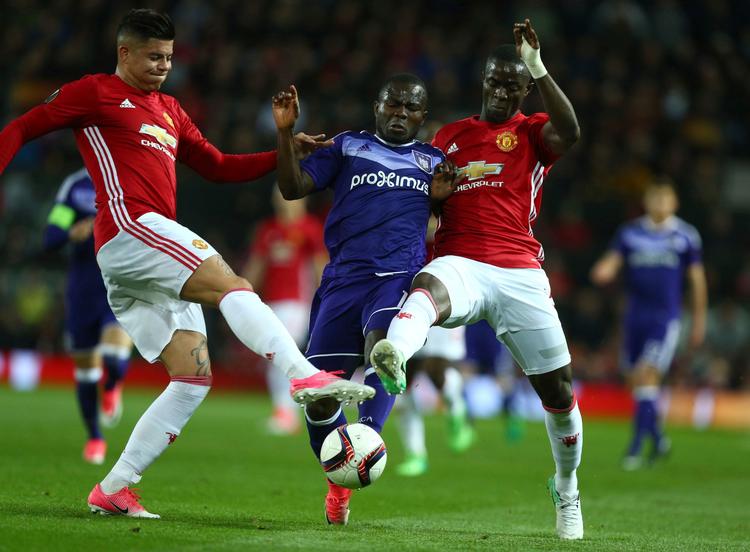 Manchester Uniteds Marcos Rojo (tv.), der blev skadet, og Eric Baillyforsøger at bremse Anderlecht-spilleren Frank Acheampong på Old Trafford. 