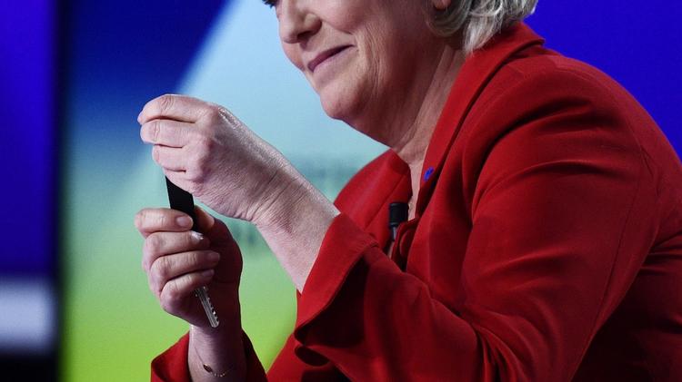 »Hvorfor skal vi beholde mennesker i landet, som udgør en fare for os?« spurgte Marine Le Pen med henvisning til de 10.000, som figurer på politiets lister over mennesker med sympatier for Islamisk Stat og andre terrorgrupper.  