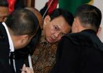Jakartas snart forhenværende guvernør Basuki Tjahaja Purnama rådgiver sig med sine advokater under retssagen imod ham, hvor han er tiltalt for at have krænket Koranen. 