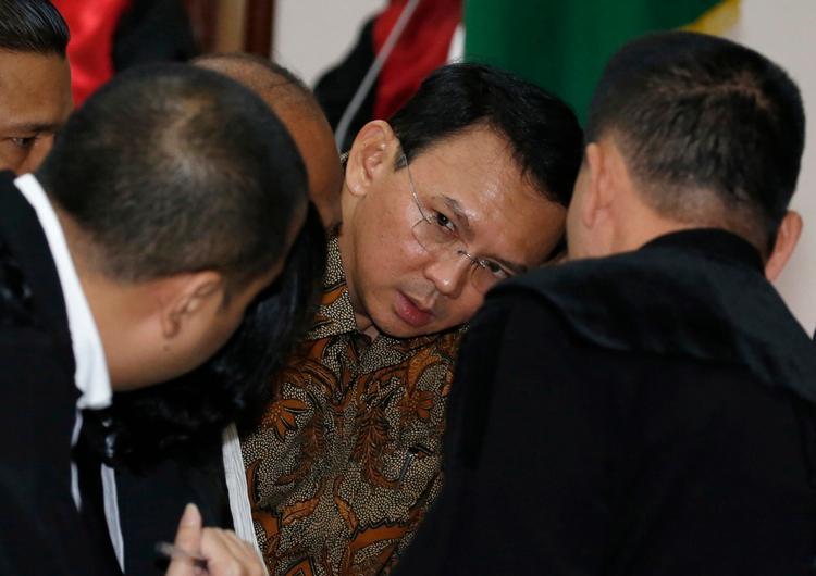 Jakartas snart forhenværende guvernør Basuki Tjahaja Purnama rådgiver sig med sine advokater under retssagen imod ham, hvor han er tiltalt for at have krænket Koranen. 