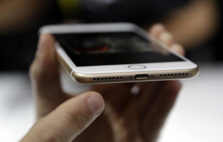 Den lille, semi-ovale port i bunden af iPhone og iPad kan meget mere end blot lade op og synkronisere med en computer. 