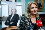 Helle Thorning-Schmidt ses her med værket, der blev afsløret i dag.  