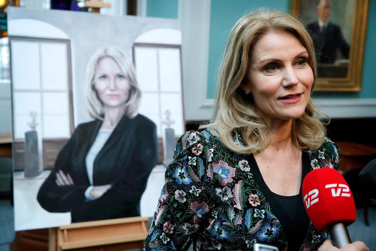Helle Thorning-Schmidt ses her med værket, der blev afsløret i dag.  