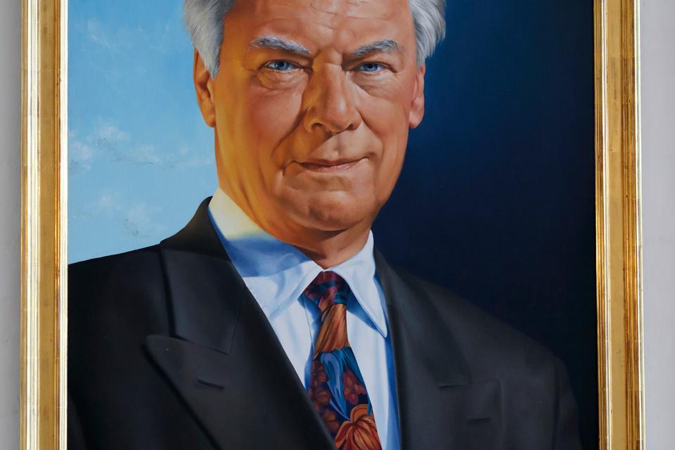 Poul Schlüter var statsminister fra 1982 - 1993. Malet af Niels Strøbæk.
 