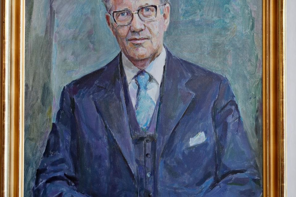 Poul Hartling var statsminister fra 1972 - 1973 og 1973 -1975.
Malet af Viggo Kragh-Hansen.
 