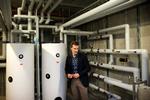 Peter Kjærgaard Svendsen, energichef i Coop, viste i november sidste år Politiken rundt i kælderen under Superbrugsen på Godthåbsvej i København, hvor man havde installeret et varmeanlæg, som er drevet udelukkende af overskudsvarme fra køleanlægget.  Arkivfoto Finn Frandsen