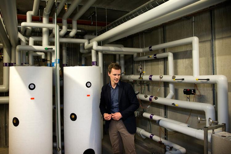 Peter Kjærgaard Svendsen, energichef i Coop, viste i november sidste år Politiken rundt i kælderen under Superbrugsen på Godthåbsvej i København, hvor man havde installeret et varmeanlæg, som er drevet udelukkende af overskudsvarme fra køleanlægget.  Arkivfoto Finn Frandsen