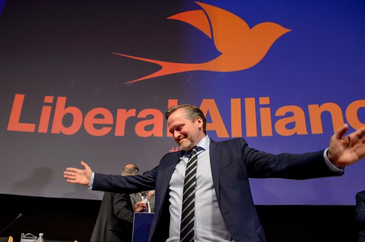 Liberal Alliances leder, Anders Samuelsen, modtager medlemmernes hyldest på partiets landsmøde.  