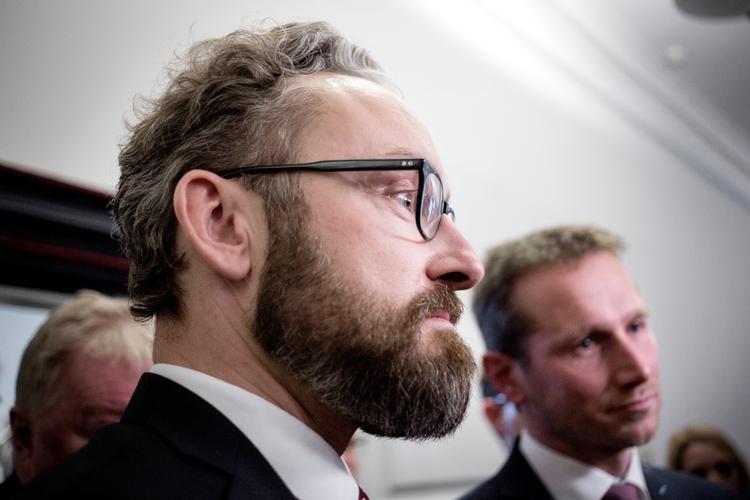 Transportminister Ole Birk Olesen (LA) er ansvarlig for Bygningsstyrelsen og de fejlslagne byggerier. Finansminister Kristian Jensen (V) er ansvarlig for, at staten årligt trækker udbytter for 400-500 millioner kroner ud af Bygningsstyrelsen som følge af universiteternes husleje til staten. 