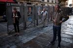 En vælger fotograferet mens han venter på, at et valgsted åbner i Paris. Nu har han afgivet sin stemme.  