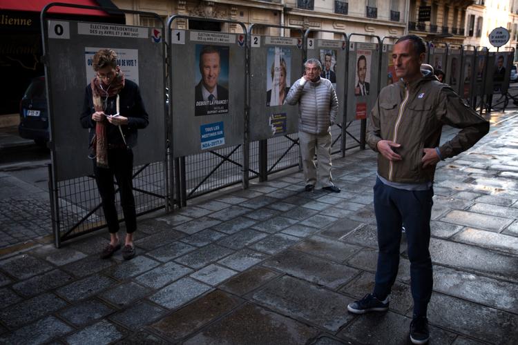 En vælger fotograferet mens han venter på, at et valgsted åbner i Paris. Nu har han afgivet sin stemme.  