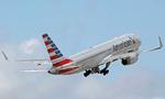 En steward er blevet suspenderet fra American Airlines efter at have overfuset en kvinde med tvillinger fordi hun havde sin klapvogn med om bord. Episoden kommer kort efter at United Airlines var i vælten med en episode, hvor en mand blev slæbt ud af et fly med vold og magt på grund af overbookning.  