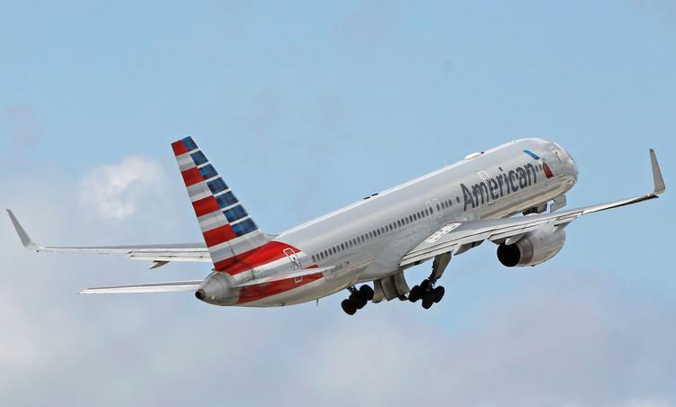 En steward er blevet suspenderet fra American Airlines efter at have overfuset en kvinde med tvillinger fordi hun havde sin klapvogn med om bord. Episoden kommer kort efter at United Airlines var i vælten med en episode, hvor en mand blev slæbt ud af et fly med vold og magt på grund af overbookning.  