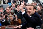 Emmanuel Macron afgiver sin stemme. 