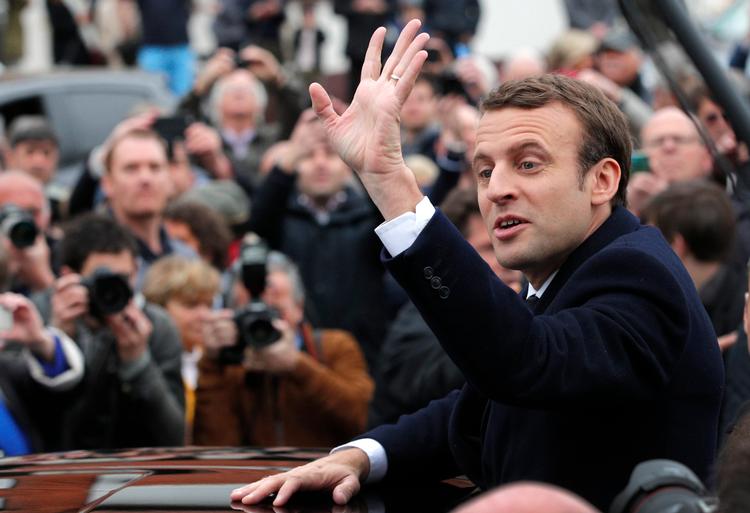 Emmanuel Macron afgiver sin stemme. 