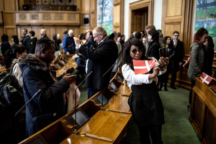 Igen i år fejredes nye statsborgere på Christiansborg, da der var statsborgerskabsdag i dag. Dagen startede med underholdning og sang i et festtelt i slotsgården og sluttede med selfies i Folketingssalen. Landets partier var også til stede for at hilse og svare på spørgsmål.  