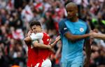 Arsenals Granit Xhaka omfavner Laurent Koscielny, mens Manchester Citys Vincent Kompany ærgrer sig over nederlaget på Wembley.
 