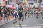 Valverde strækker fingrene mod himlen som en gestus over for den trafikdræbte italiener Michele Scarponi. Foto: Pressesports. 