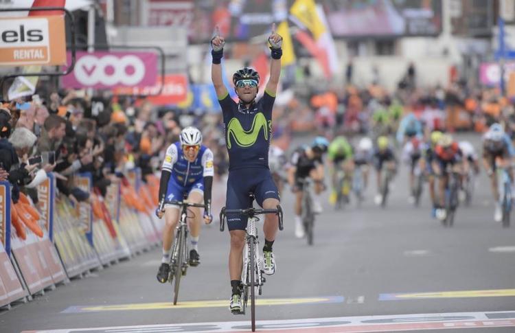 Valverde strækker fingrene mod himlen som en gestus over for den trafikdræbte italiener Michele Scarponi. Foto: Pressesports. 