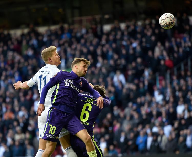 Andreas Cornelius scorer her til 1-0 for FC København, og angriberen var ikke mæt efter den træffer. 
