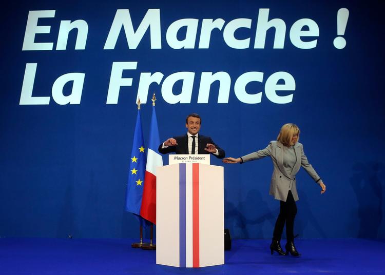 Emmanuel Macron på talerstolen efter sin sejr ved første runde af det franske præsidentvalg. 7. maj skal franskmændene vælge mellem ham og Marine Le Pen ved det endlige valg.  