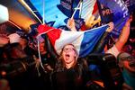 Tilhængere af Marine Le Pen fejrer, at hun er gået videre til anden runde af det franske præsidentvalg.  