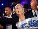 Marine Le Pen går videre til den afgørende valgrunde om at blive Frankrigs præsident, men så taber hun også stort til Emmanuel Macron, spår meningsmålingerne.  