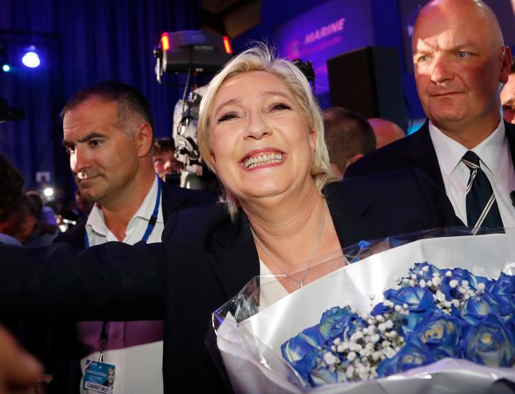 Marine Le Pen går videre til den afgørende valgrunde om at blive Frankrigs præsident, men så taber hun også stort til Emmanuel Macron, spår meningsmålingerne.  