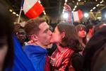 To tilhængere af Emmanuel Macron er synligt tilfreds med resultatet af første runde ved det franske præsidentvalg.  
