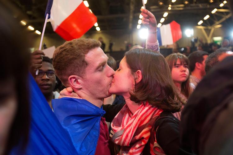 To tilhængere af Emmanuel Macron er synligt tilfreds med resultatet af første runde ved det franske præsidentvalg.  