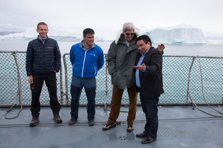 Da de stadig var venner: USA's udenrigsminister John Kerry (nr. to fra højre) besøgte i juni 2016 Grønland og mødte der landsstyreformand Kim Kielsen og minister for udenrigsforhold Vittus Qujaukitsoq (th.). Nu er både Qujaukitsoq og hans nærmeste medarbejder væk. 