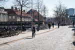De mange parkeringspladser langs kanalen er blevet nedlagt, så der i stedet er blevet plads til bænke, granitblokke og cykelparkering. 