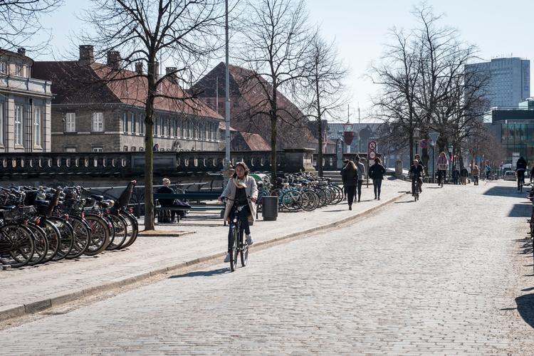 De mange parkeringspladser langs kanalen er blevet nedlagt, så der i stedet er blevet plads til bænke, granitblokke og cykelparkering. 