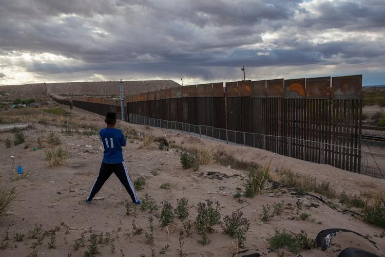 Langs grænsen til Mexico står der flere steeder allerede hegn.  