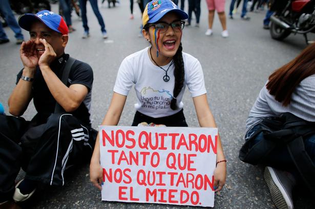 Vrede demonstranter på gaden i Caracas. 