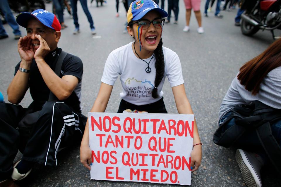 Vrede demonstranter på gaden i Caracas. 