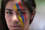 En demonstrant med Venezuelas flags farver. 