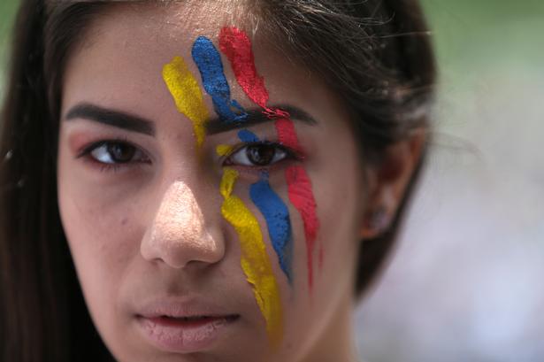 En demonstrant med Venezuelas flags farver. 