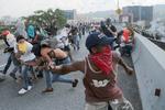 Tusindvis af demonstranter var på gaden i hovedstaden Caracas.  