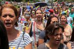 Tusindvis af demonstranter råber slagsange vendt mod præsidenten, mens de blokerer en hovedvej i Caracas. 