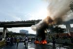 Demonstranterne byggede vejspærringer i Caracas. 