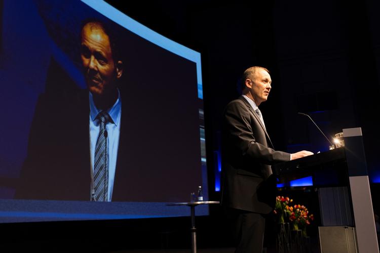 Det er de statslige myndigheder, der skal inddrive de milliarder, borgerne skylder, men hele inddrivelsen er brudt sammen, og nu mangler Martin Damm og landets øvrige borgmestre pengene.  