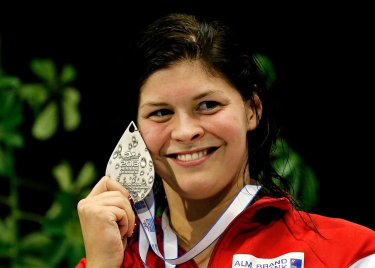 Lotte Friis har vundet masser af medaljer i sin karriere. Her ses hun med sølvmedaljen ved EM i kortbanesvømning i Herning i 2013. 