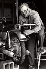 Robert M. Pirsig fotograferet i 1975, selvfølgelig ved en motorcykel. Forfatteren døde mandag, 88 år gammel. 