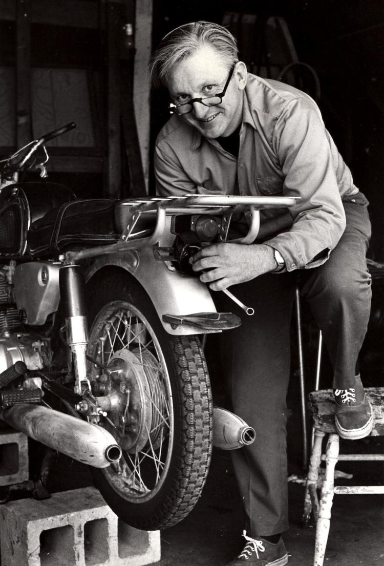 Robert M. Pirsig fotograferet i 1975, selvfølgelig ved en motorcykel. Forfatteren døde mandag, 88 år gammel. 