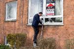 ARKIVFOTO. Ejendomsmægler Martin Porsmose sætter 'solgt' skilt på en lejlighed i Brønshøj. 