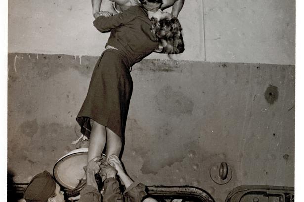 Marlene Dietrich kysser en hjemvendt soldat i New York efter Anden verdenskrig.  